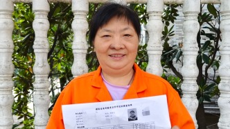 54歲環衛工大姐獲大專文憑：通過13門自考科目，還想讀本科
