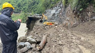 云南貢山持續4天暴雨致交通中斷，游客被困獨龍江景區一酒店