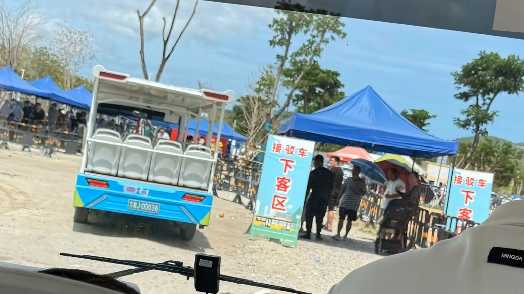 三亚回应游客质疑“接驳车十元”：停车场到景区1.5公里以上，游客可自行前往