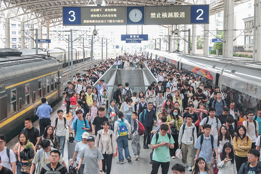 累计发送旅客7875.2万人次，端午假期铁路运输创新高