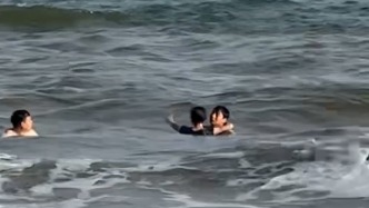 “這是退伍軍人的責(zé)任意識”，男子撲進(jìn)海浪救回男童