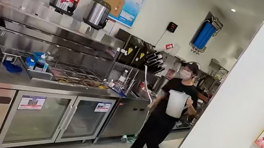 蜜雪冰城爆單訂單長達數米,女店員獨自看店忙到崩潰落淚
