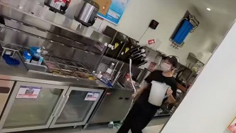 蜜雪冰城爆單訂單長達數米，女店員獨自看店忙到崩潰落淚