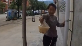 來(lái)自“小孩哥”的善意！男子車壞了在空地休息，孩子做了一碗面給其送去