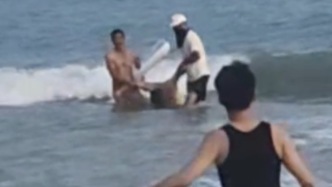 生命無國(guó)界，守護(hù)有力量！兩人溺水命懸一線，外國(guó)男子舍身施救