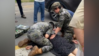 路遇车祸有人受伤，武警跪地施救