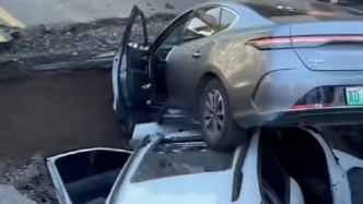 邯鄲一路面塌陷，兩輛轎車掉落入坑