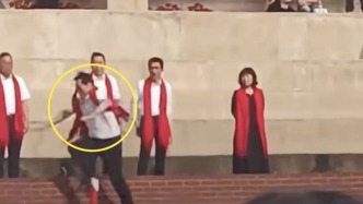 湖南一老師從學生成人儀式舞臺跌落，學校：系低血糖發作，送醫檢查后無大礙
