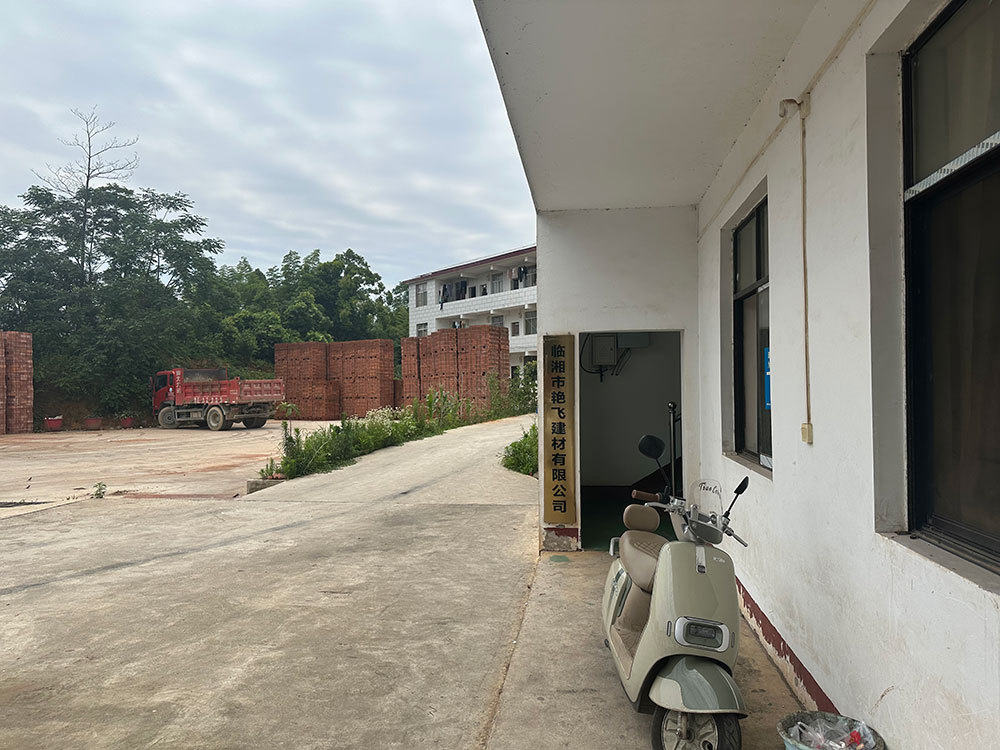 5名疑似智障人员从砖厂被解救，临湘警方：暂未发现其他智障者