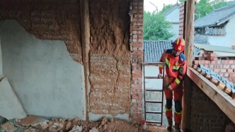 消防已抵達(dá)洱源震中，現(xiàn)場有瓦片掉落、房屋開裂等情況
