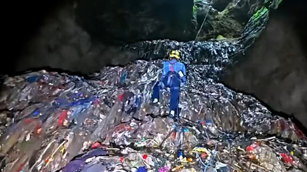 張家界慈利縣已清理溶洞、天坑垃圾共約14噸,大型設備作業畫面曝光