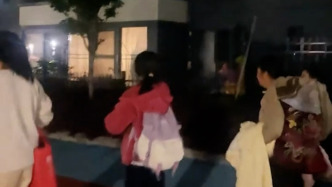 洱源居民親歷地震：震了兩次感覺房子在晃，帶娃去車內(nèi)避險