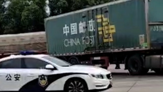 网友偶遇2025年高考试卷押运：警车开道，武警护航