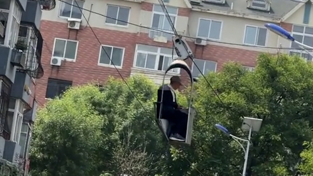 辽宁一老人自制电梯上五楼:使用五年多后,经多部门劝解拆除