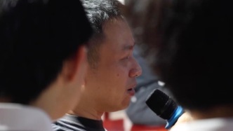 無腿修鞋匠阿泉丨小學文化的他，如何自學英語