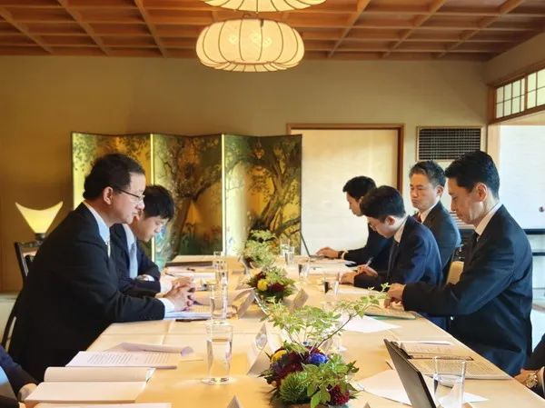 外交部亚洲司司长刘劲松同日方举行磋商