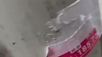 成都一小學(xué)門口被貼代孕廣告，男子發(fā)現(xiàn)后挨個撕毀