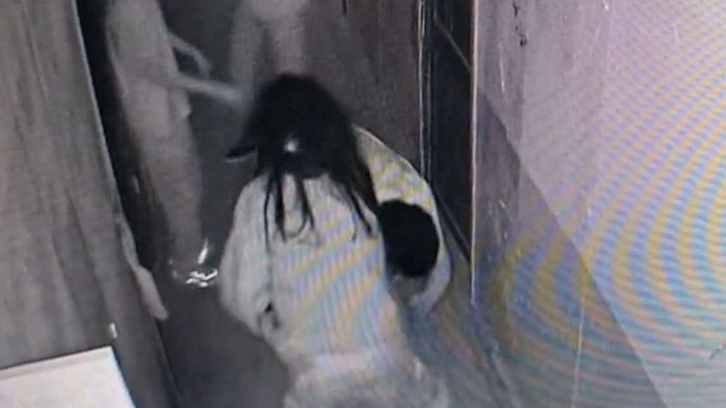 男子玩密室對女鬼NPC摸腿摟腰，門店：正處理此事