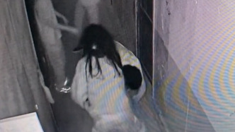 男子玩密室對(duì)女鬼NPC摸腿摟腰，門店：正處理此事