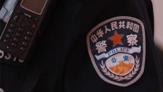 山东东明警方：一女子在警方拍照取证时跳上警车引擎盖滋事