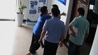 看視頻誤觸導致被扣款，追回錢款后大媽給警察一個大大的擁抱