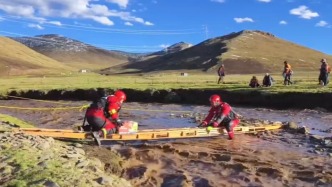 青海果洛22人挖蟲草遇暴雨被困河岸，消防救援搭橋救出