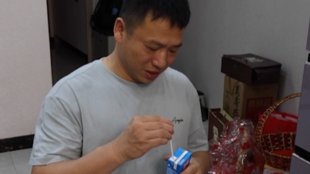 无腿修鞋匠阿泉丨因肾结石手术暂时无法出摊，如何维持生计？