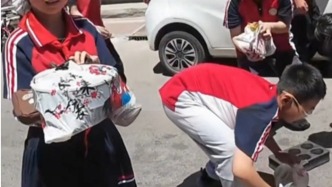 小小身影詮釋善良！騎手摔倒小男孩立刻上前扶車，轉頭發現更多學生在幫忙撿餐