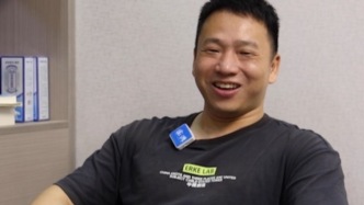 無腿修鞋匠阿泉｜雙腎結石手術康復期，“感覺又丟了半條命”