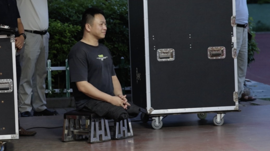 无腿修鞋匠阿泉｜全英文谈孤独童年：很多人觉得我不够格做他们的朋友