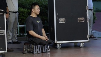 无腿修鞋匠阿泉｜全英文谈孤独童年：很多人觉得我不够格做他们的朋友