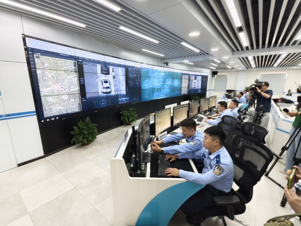 无人机“快处”简易交通事故，上海民警不到3分钟可通知当事人撤离