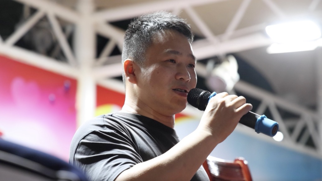 無腿修鞋匠阿泉丨給中學(xué)生做勵(lì)志演說，為“哈佛演講”做準(zhǔn)備？