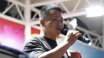 無(wú)腿修鞋匠阿泉丨給中學(xué)生做勵(lì)志演說(shuō)，為“哈佛演講”做準(zhǔn)備？