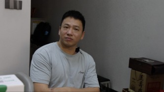 无腿修鞋匠阿泉丨担心被爆黑料？“让大众去评价”