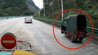 險象環(huán)生！大爺駕駛電三輪誤闖入高速路逆行，交警攔停后批評教育
