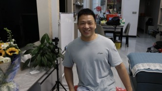 無腿修鞋匠阿泉丨修鞋4年還清30多萬債務，“我覺得我贏了”