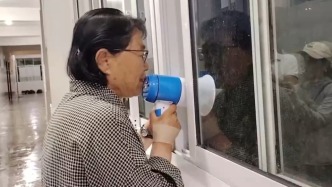 连续15年高考送考，张桂梅用小喇叭为学子送上祝福