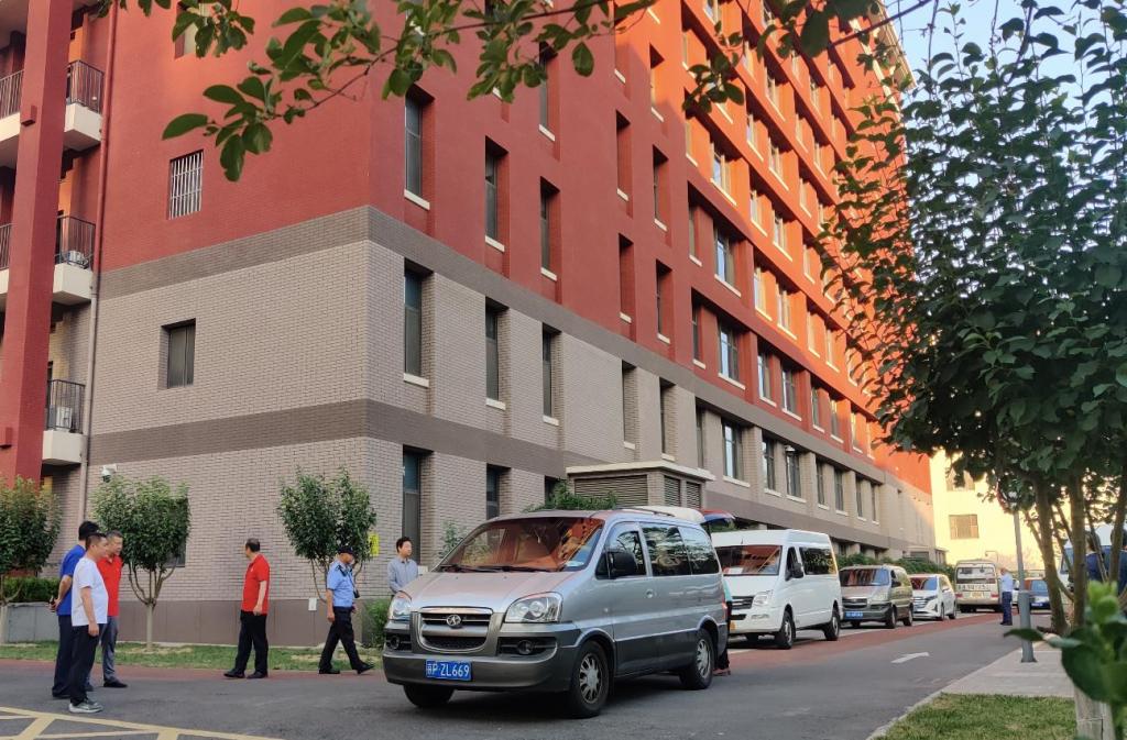 直击北京高考试卷押运：6点前后试卷运送车辆陆续驶向各考点