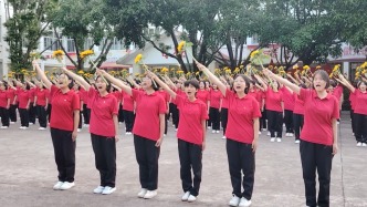 連續15年高考送考，張桂梅帶領學生們齊唱《萬疆》，為考生加油打氣