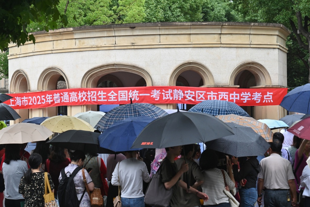 魔都眼｜上海高考首日：六万学子赴考，温情与守护相伴
