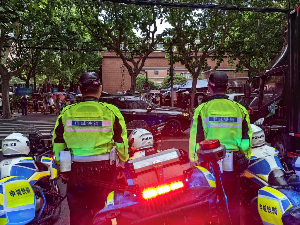 高考外语听说测试期间，上海警方严查考点周边道路机动车违法鸣号行为