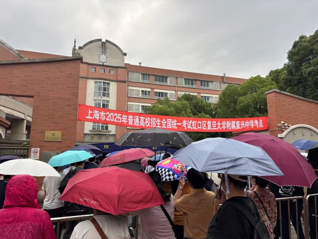 上海6万多名考生雨中赶考：“高考很重要，但不是唯一的机会”