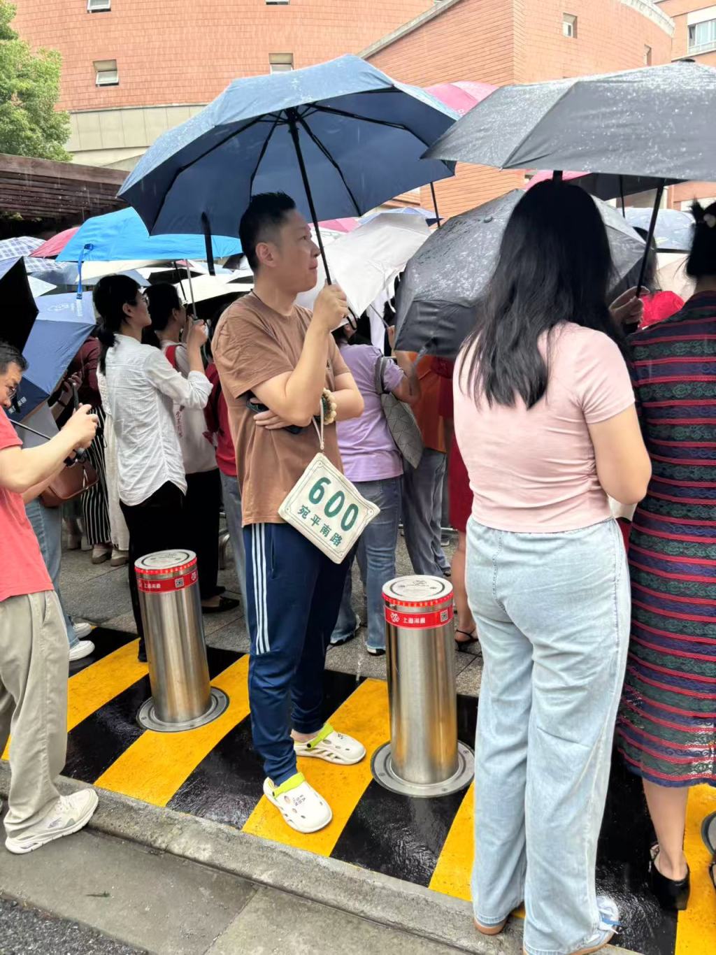 上海6万多名考生雨中赶考：“高考很重要，但不是唯一的机会”