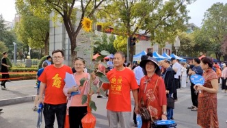 全家穿“應援戰袍”持自種向日葵為考生送考