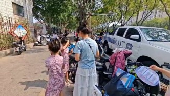 媽媽帶雙胞胎女兒化身“應援團”，穿旗袍助力兒子高考
