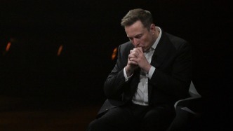 特斯拉股價收漲超3%：特朗普無意溝通，馬斯克父親勸兒子低頭