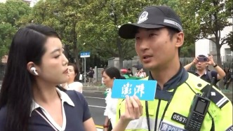 2025高考首日執勤上海交警祝福考生，“你只管乘風破浪，我們來保駕護航”