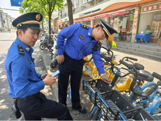 共享单车上的非法小广告层出不穷？上海徐汇城管开展专项治理