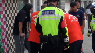 考生考前意外腳踝骨折，交警、志愿者愛心接力全程護考